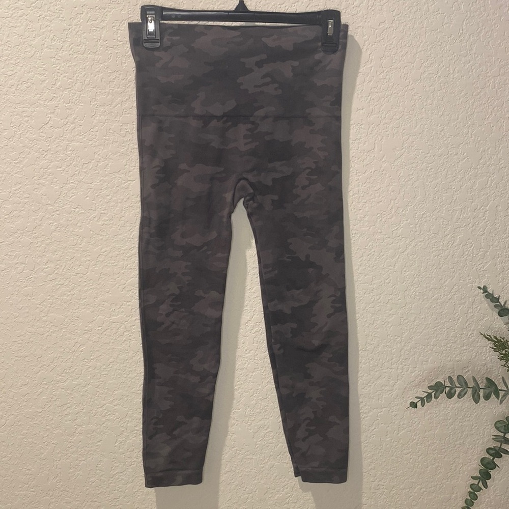 𝅺SPANX Look At Me Now Seamless Cropped Leggings